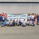 El grupo de niños, niñas y familiares posan tras la llegada del autobús desde Asturias.