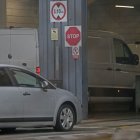 Una furgoneta y un turismo en una estación de la ITV, en imagen de archivo.
