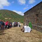 Artesanos en la muestra y el oficio de una misa entre las actividades.