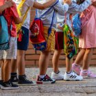 Niños a la entrada de un colegio.