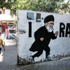 Un grafiti con una parodia del Ayatolá iraní.