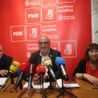 Olegario Ramón, en el centro, en la rueda de prensa.