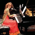 Carmen París presenta el ueves 'La tierra al piano'.