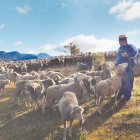 Pepe en la majada de Quintanilla de Babia de buena mañana, cuando el rebaño sale para el puerto.
