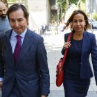 Isabel Pardo de Vera sale de la Audiencia Nacional tras declarar ante el juez.