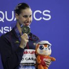 SINGAPORE (Singapore), 22/07/2025.- Gold medalist Iris Tio Casas of Spain holds her medal during the award ceremony for the Women's Solo Free finals of artistic swimming during the World Aquatics Championships Singapore 2025 in Singapore, 22 July 2025. (España, Singapur) EFE/EPA/FAZRY ISMAIL