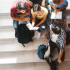 Un grupo de estudiantes espera en un pasillo antes de entrar a clase.