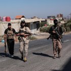 Las fuerzas de seguridad sirias se despliegan en medio de los enfrentamientos en curso en la ciudad sureña de Al Sueida, este miércoles. Damasco desplegó tropas en la provincia de Al Sueida, predominantemente drusa, tras los enfrentamientos entre combatientes drusos y tribus beduinas que causaron la muerte de decenas de personas. El ministro de Defensa sirio anunció un alto el fuego el 15 de ju.