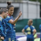 LAUSANA (SUIZA), 20707/2029.- La entrenadora de la selección española, Montse Tomé (d), durante el entrenamiento celebrado este domingo en Lausana, en Suiza, previo al partido de semifinales de la Eurocopa de fútbol que disputarán el próximo miércoles ante Alemania. EFE/Ana Escolar