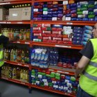 El Banco de Alimentos cuenta con un local en los bajos del estadio municipal de Ponferrada.  La leche es uno de los productos necesarios.