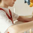 Un niño lee desde su tablet.