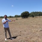 El alcalde de Almanza, Javier Santiago, señala los terrenos donde irá el laberinto.