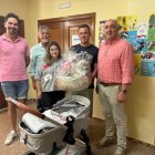 El alcalde de Crémenes, Manuel Valbuena, hizo entrega de un detalle a los padres.