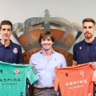 La Cultural presentó ayer en el antepalco del Reino de León a sus dos nuevos porteros; Edgar Badía y Arnáu Rafús.