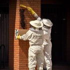 Los Bomberos de León retiran un enjambre.