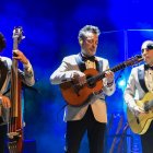 Los hermanos Óscar, Manolo y Raúl Quijano; a la derecha, el cantautor argentino Ariel Rot.