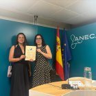 Rebeca Martínez, subdirectora de Calidad de la Escuela, y Eva Cuervo, coordinadora del grado en Ingeniería Informática, han sido las encargadas de recoger el diploma en nombre del equipo docente y directivo