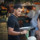 El coste laboral por trabajador osciló entre los 23.138,9 euros brutos en la hostelería.