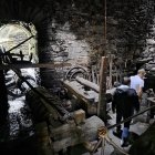 Interior de la Herrería de Compludo con la presencia del edil Iván Alonso y los técnicos del Ayuntamiento de Ponferrada.