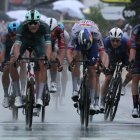 Milan saca un doblete del caos y Pogacar entra líder en los Alpes franceses.