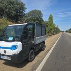 Una máquina acomete la limpieza de la cuneta en la N-VI.