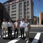 El alcalde de Ponferrada, Marco Morala, junto a la concejala de Fomento, Lidia Coca, técnicos municipales y representantes de la empresa, en las obras recién estrenadas de la avenida del Castillo.