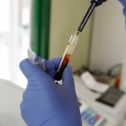 Imagen de archivo de un trabajador en un laboratorio.