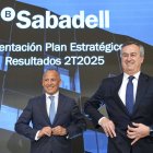 César González-Bueno y Sergio Palavecino presentan ayer los resultados financieros.