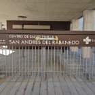 Las letras de Centro de Salud Pinilla se colocaron ayer.