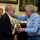 Manuel Ortiz recibe el trofeo de manos de Marcelino Maté.