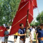 Desfile de pendones y misa en Gradefes en el año 2024.