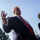 Trump hace declaraciones en los jardines de la Casa Blanca antes de embarcarse rumbo a Escocia.