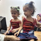 Una doctora atiende en Gaza a dos hermanas desnutridas.