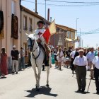 El santo, a lomos de su blanco caballo, recorrió las calles de la localidad.