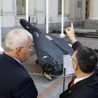 El ministro de Exteriores de Israel, Gideon Sa'ar (d), hace un gesto al lado del ministro de Exteriores de Ucrania, Andrii Sybiha (i), mientras miran un dron ruso Shahed 'Geran-2' frente a la sede del Ministerio de Exteriores, en Kiev, Ucrania, en una imagen del 23 de julio de 2025. EFE/EPA/SERGEY DOLZHENKO
                       
                      //////////.