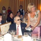 Fotografía de archivo tomada el 28 de Noviembre de 2003 del príncipe Alfonso de Hohenlohe-Langenburg (c), durante el acto en el que fue nombrado hijo adoptivo de la ciudad de Marbella