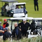 Trump observa el campo de golf Trump Turnberry durante su visita privada a Escocia.
