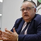 El consejero de Sanidad, Alejandro Vázquez, defiende el Hospital del Bierzo, que tendrá nuevas unidades de Radiología y Arritmias