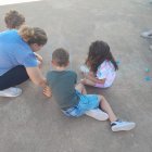 El proyecto recupera juegos como la rayueloa, el corro de la patata o la gallinita ciega.