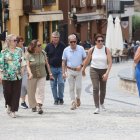 Un grupo de turistas guiados por una profesional por las calles del casco histórico.