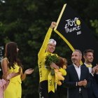 Tadej Pogacar, en lo alto del podio del Tour en los Campos Elíseos... y ya por cuarta vez.