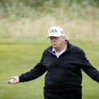 Trump ayer, jugando al golf en Escocia.