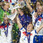 Las jugadoras inglesas celebvran el título tras ganar en los penaltis a España. EFE/EPA/TIL BUERGY.