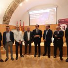 Autoridades e integrantes de la mesa de debate promovida pro Diario de León en Ponferrada, en el Museo de la radio, sobre las claves de futuro en materia de transición energética, industria y redes de transporte eléctrico.