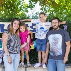 Guzmán con su hermana Valeria y su madre y su padre.