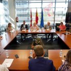 La consejera de Empleo, Leticia García, con los agentes sociales.