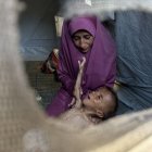 El pequeño gazatí Mohamed Motawaq, de cuerpo esquelético en brazos de su madre.