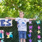 Guzmán en el parque de Grulleros tras la presentación del cartel del evento del 23 de agosto.  Carlota, Valeria, Guzmán y el alcalde, Carmelo Aller.