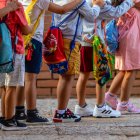 Archivo de varios niños del colegio Aquisgran de Toledo a su llegada al centro en el día que marca el inicio del curso escolar en Castilla-La Mancha. EFE/Ángeles Visdómine.