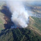 Incendio forestal en Villafranca del Bierzo visto desde el helicóptero.